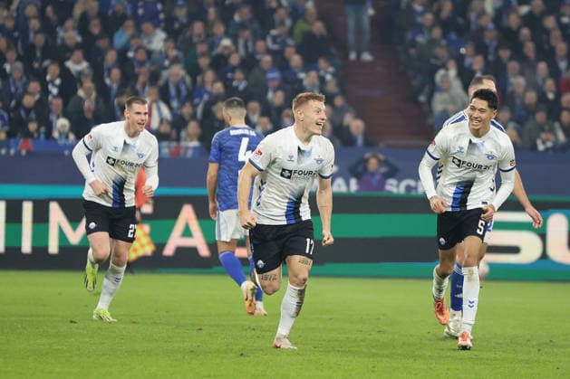 The players of SC Paderborn are happy about the goal to 0 1 by Laurin Curda SC Paderborn 07 during the match of the 2 Bundesliga season 2025 26 FC Schalke 04 SC Paderborn 07 Copyright Thomas Pakusch Copyright: Thomas Pakusch
