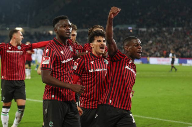 28 11 2025, xtgx, Fußball 2 Bundesliga Hannover 96 Karlsruher SC emspor, v l Jubel nach dem 1 0 durch Husseyn Chakroun Hannover, 14 DFL DFB REGULATIONS PROHIBIT ANY USE OF PHOTOGRAPHS as IMAGE SEQUENCES and or QUASI VIDEO Hannover