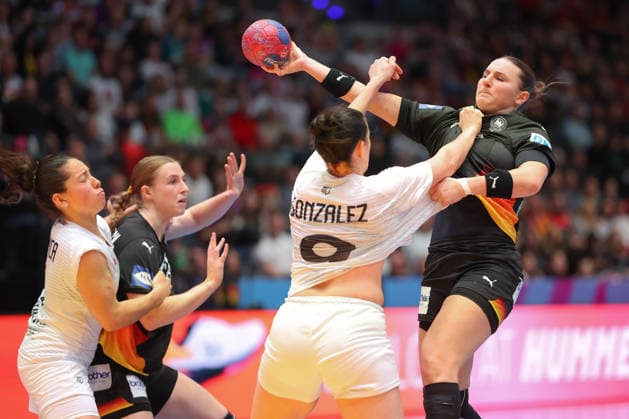 Uruguay Germany, IHF Womens Handball World Championship Mareike Thomaier Germany, 10 against Rosina Gonzalez Majo Uruguay, 9 Preliminary round match of the Womens Handball World Championship between Uruguay and Germany on November 28, 2025 at the Porsche Arena in Stuttgart , Stuttgart Baden Württemberg Germany Porsche Arena
