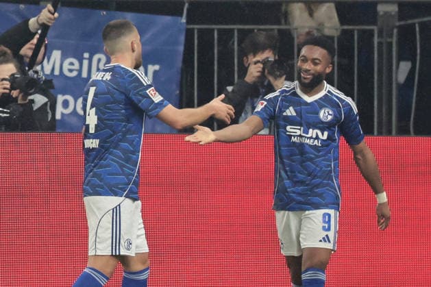 The players of FC Schalke 04 are happy about the goal to 1 1 by Kenan Karaman FC Schalke 04 during the match of the 2 Bundesliga season 2025 26 FC Schalke 04 SC Paderborn 07 Copyright Thomas Pakusch Copyright: Thomas Pakusch