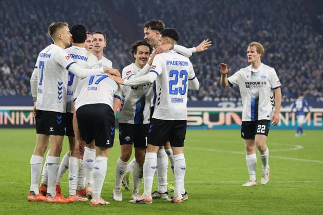 The players of SC Paderborn are happy about the goal to 0 1 by Laurin Curda SC Paderborn 07 during the match of the 2 Bundesliga season 2025 26 FC Schalke 04 SC Paderborn 07 Copyright Thomas Pakusch Copyright: Thomas Pakusch