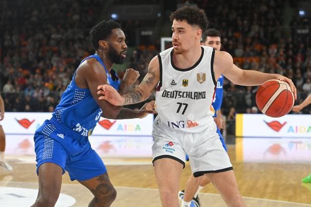 Joshua Obiesie (GER) , Aktion,Zweikampf gegen Khadeen Carrington (ISR), Basketball Laenderspiel WM Qualifikation Deutschland (GER) - Israel (ISR) am 28.11.2025 rtiopharm Arena Neu-Ulm
