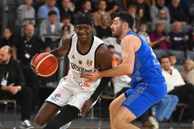 Isaac BONGA (GER), Aktion,Zweikampf gegen Gur Lavi (ISR). Basketball Laenderspiel WM Qualifikation Deutschland (GER) - Israel (ISR) am 28.11.2025 rtiopharm Arena Neu-Ulm