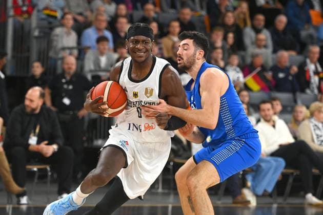 Isaac BONGA (GER), Aktion,Zweikampf gegen Gur Lavi (ISR). Basketball Laenderspiel WM Qualifikation Deutschland (GER) - Israel (ISR) am 28.11.2025 rtiopharm Arena Neu-Ulm