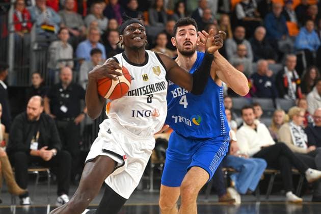 Isaac BONGA (GER), Aktion,Zweikampf gegen Gur Lavi (ISR). Basketball Laenderspiel WM Qualifikation Deutschland (GER) - Israel (ISR) am 28.11.2025 rtiopharm Arena Neu-Ulm