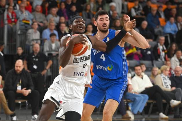 Isaac BONGA (GER), Aktion,Zweikampf gegen Gur Lavi (ISR). Basketball Laenderspiel WM Qualifikation Deutschland (GER) - Israel (ISR) am 28.11.2025 rtiopharm Arena Neu-Ulm