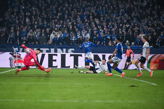 28 11 2025, Football, 2 Bundesliga, Season 2025 2026, Matchday 14, FC Schalke 04 SC Paderborn, Goal chance Bryan Lasme FC Schalke 04 , Dennis Seimen SC Paderborn 07 xRHR PHOTO YYx Copyright: KROEGER RHR-FOTOx RHR-FOTO YY