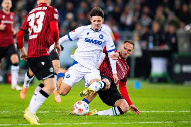 28 11 2025 Football, 2025 2026, 2 Bundesliga, Matchday 14, Hannover 96 Karlsruher SC L R Rafael Pinto Pedrosa Karlsruhe , Virgil GhiÈa Hannover DFL REGULATIONS PROHIBIT ANY USE OF PHOTOGRAPHS AS IMAGE SEQUENCES AND OR QUASI VIDEO