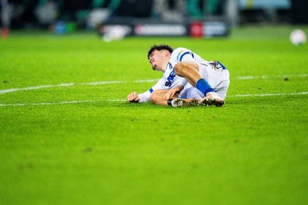 28 11 2025 Football, 2025 2026, 2 Bundesliga, Matchday 14, Hannover 96 Karlsruher SC Rafael Pinto Pedrosa Karlsruhe Injury, injured DFL REGULATIONS PROHIBIT ANY USE OF PHOTOGRAPHS AS IMAGE SEQUENCES AND OR QUASI VIDEO