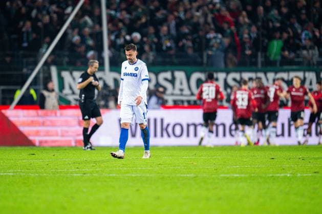 28 11 2025 Football, 2025 2026, 2 Bundesliga, Matchday 14, Hannover 96 Karlsruher SC Philipp Förster Karlsruhe after the 1-0 goal by Husseyn Chakroun Hannover DFL REGULATIONS PROHIBIT ANY USE OF PHOTOGRAPHS AS IMAGE SEQUENCES AND OR QUASI VIDEO