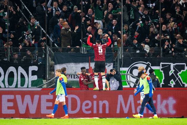 28 11 2025 Soccer, 2025 2026, 2 Bundesliga, Matchday 14, Hannover 96 Karlsruher SC Cheering after the 2-0 goal by Benedikt Pichler Hannover , M Virgil GhiÈa Hannover on the advertising board DFL REGULATIONS PROHIBIT ANY USE OF PHOTOGRAPHS AS IMAGE SEQUENCES AND OR QUASI VIDEO