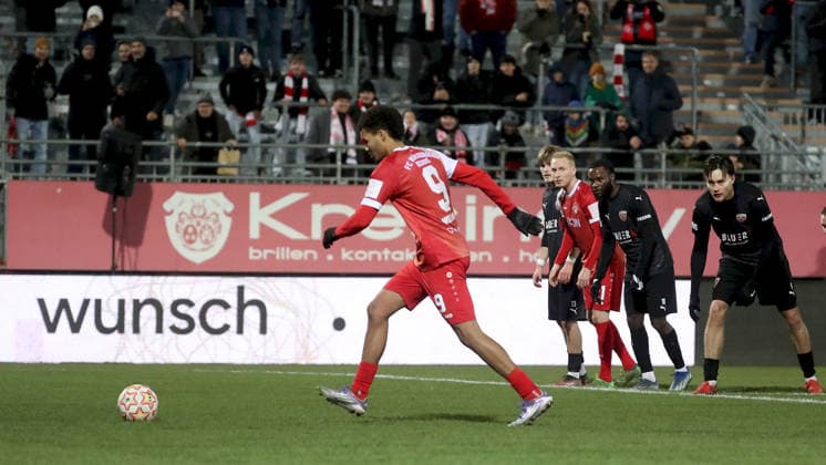 28 11 2025, xfsx, Herren, Fußball, Saison 2025 2026, Regionalliga Bayern, 20 Spieltag FC Wuerzburger Kickers TSV Buchbach v li Jermain Nischalke FC Wuerzburger Kickers scores the goal 1 0, scores the goal 1 0 in the second attempt after the missed penalty was retaken Wuerzburg AKON ARENA Bayern Germany