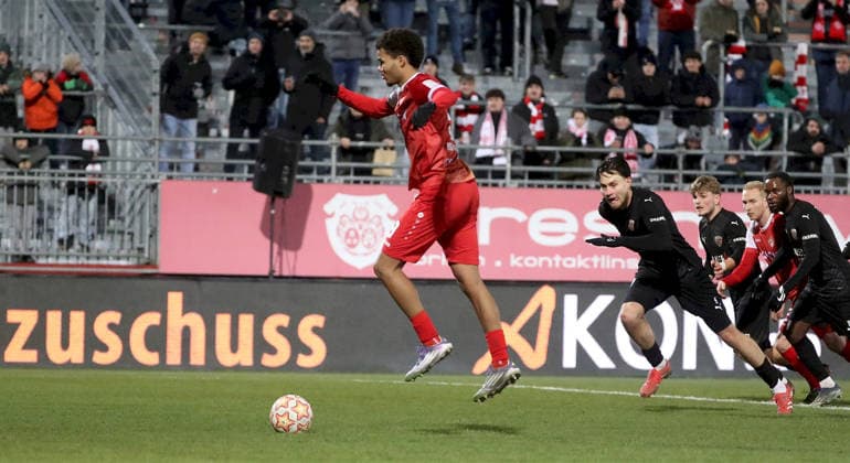 28 11 2025, xfsx, Herren, Fußball, Saison 2025 2026, Regionalliga Bayern, 20 Spieltag FC Wuerzburger Kickers TSV Buchbach v li Jermain Nischalke FC Wuerzburger Kickers misses the penalty, which was then retaken Wuerzburg AKON ARENA Bayern Germany