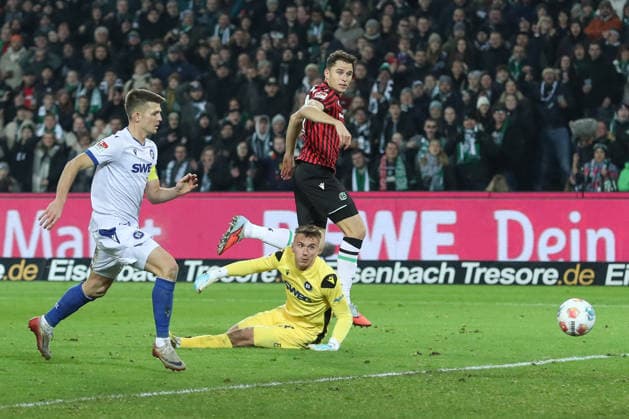 28 11 2025, xtgx, Soccer 2 Bundesliga Hannover 96 Karlsruher SC emspor, v l Goal for 2 0 by Benedikt Pichler Hannover, 11 DFL DFB REGULATIONS PROHIBIT ANY USE OF PHOTOGRAPHS as IMAGE SEQUENCES and or QUASI VIDEO Hannover