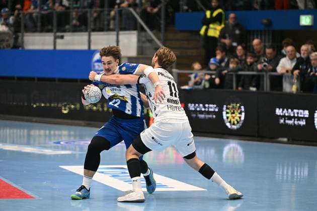 Felix Aellen 22 ThSV Eisenach battles for the ball against an opponent Duel for the ball with Felix Aellen 22 ThSV Eisenach Copyright: xspeedshotIPTCxTESTx
