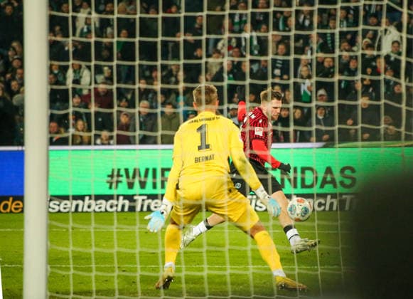 Germany Soccer 2 Bundesliga 2025 26, 14 Matchday Hannover 96 vs Karlsruher SC Heinz von Heiden Arena Stadion Hannover Benjamin Källman Benjamin Kallman Hannover 96, 9 Zlatan BajramoviÄ‡ Zlatan Bajramovic Karlsruher SC Hannover Copyright: xAymanxAlahmedx