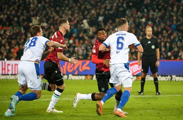 Germany Soccer 2 Bundesliga 2025 26, 14 Matchday Hannover 96 vs Karlsruher SC Heinz von Heiden Arena Stadion Hannover Ime Okon Hannover 96, 20 Nicolai Rapp Karlsruher SC, 6 Marcel Franke Karlsruher SC, 28 Boris Tomiak Hannover 96, 3 Hannover Copyright: xAymanxAlahmedx