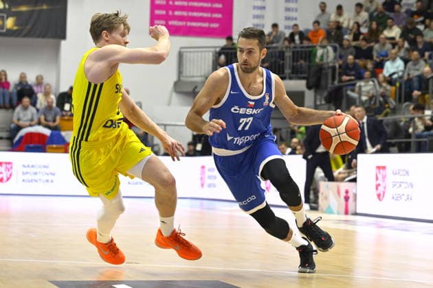 L-R Felix Terins (SWE) and Tomas Kyzlink (CZE) in action during the 2027 European Championship, EM, Europameisterschaft men s basketball qualifier, Group H, Czech Republic vs Sweden in Prague, Czech Republic, November 28, 2025. (CTKxPhoto KaterinaxSulova) CTKPhotoP2025112807000  CTKPhotoP2025112807000