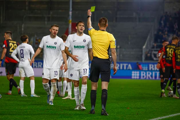 28 11 2025, xavx, Fußball 3 Liga, SV Wehen Wiesbaden Erzgebirge Aue v l Referee Referee Kevin Behrens shows the yellow card for, shows yellow card to Pascal Fallmann FC Erzgebirge Aue DFL DFB REGULATIONS PROHIBIT ANY USE OF PHOTOGRAPHS as IMAGE SEQUENCES and or QUASI VIDEO Wiesbaden