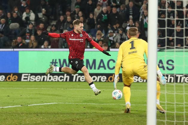 28 11 2025, xtgx, Soccer 2 Bundesliga Hannover 96 Karlsruher SC emspor, v l Enzo Leopold Hannover, 8 shot on goal, shoots the ball on goal, shot DFL DFB REGULATIONS PROHIBIT ANY USE OF PHOTOGRAPHS as IMAGE SEQUENCES and or QUASI VIDEO Hannover