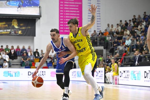 L-R Tomas Satoransky (CZE) and Wilhelm Falk (SWE) in action during the 2027 European Championship, EM, Europameisterschaft men s basketball qualifier, Group H, Czech Republic vs Sweden in Prague, Czech Republic, November 28, 2025. (CTKxPhoto KaterinaxSulova) CTKPhotoP2025112807102  CTKPhotoP2025112807102