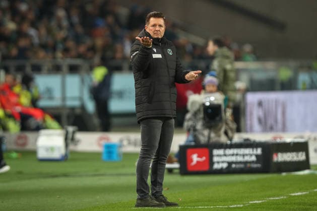 28 11 2025, xtgx, Fußball 2 Bundesliga Hannover 96 Karlsruher SC emspor, v l Christian Titz Hannover, Trainer gibt Anweisungen, gestikuliert mit den Armen, gesticulate, gives instructions DFL DFB REGULATIONS PROHIBIT ANY USE OF PHOTOGRAPHS as IMAGE SEQUENCES and or QUASI VIDEO Hannover