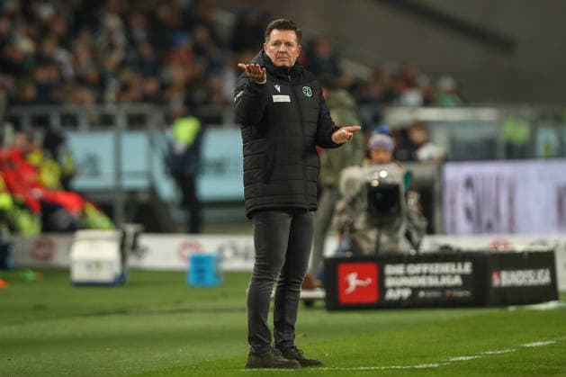 28 11 2025, xtgx, Fußball 2 Bundesliga Hannover 96 Karlsruher SC emspor, v l Christian Titz Hannover, Trainer gibt Anweisungen, gestikuliert mit den Armen, gesticulate, gives instructions DFL DFB REGULATIONS PROHIBIT ANY USE OF PHOTOGRAPHS as IMAGE SEQUENCES and or QUASI VIDEO Hannover