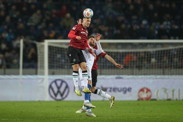 28 11 2025, xtgx, Fußball 2 Bundesliga Hannover 96 Karlsruher SC emspor, v l Virgil Ghita Hannover, 5 , Nicolai Rapp Karlsruhe, 6 Zweikampf, Duell, Kampf, tackle DFL DFB REGULATIONS PROHIBIT ANY USE OF PHOTOGRAPHS as IMAGE SEQUENCES and or QUASI VIDEO Hannover
