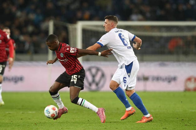 28 11 2025, xtgx, Fußball 2 Bundesliga Hannover 96 Karlsruher SC emspor, v l Noel Aseko Hannover, 15 , Nicolai Rapp Karlsruhe, 6 Zweikampf, Duell, Kampf, tackle DFL DFB REGULATIONS PROHIBIT ANY USE OF PHOTOGRAPHS as IMAGE SEQUENCES and or QUASI VIDEO Hannover