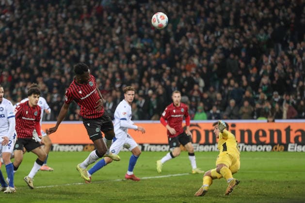 28 11 2025, xtgx, football 2 Bundesliga Hannover 96 Karlsruher SC emspor, v l Noel Aseko Hannover, 15 shot on goal, shoots the ball on goal, shot DFL DFB REGULATIONS PROHIBIT ANY USE OF PHOTOGRAPHS as IMAGE SEQUENCES and or QUASI VIDEO Hannover