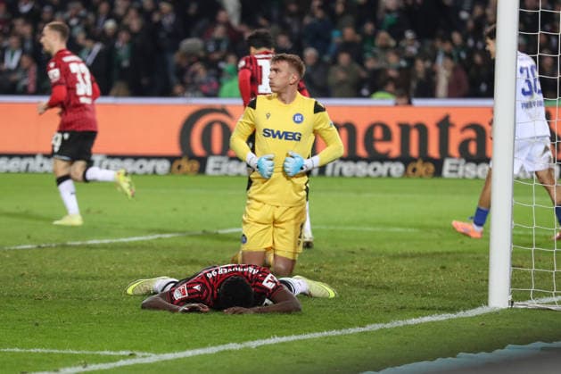 28 11 2025, xtgx, Fußball 2 Bundesliga Hannover 96 Karlsruher SC emspor, v l Noel Aseko Hannover, 15 enttaeuscht, schaut enttaeuscht, niedergeschlagen, disappointed DFL DFB REGULATIONS PROHIBIT ANY USE OF PHOTOGRAPHS as IMAGE SEQUENCES and or QUASI VIDEO Hannover