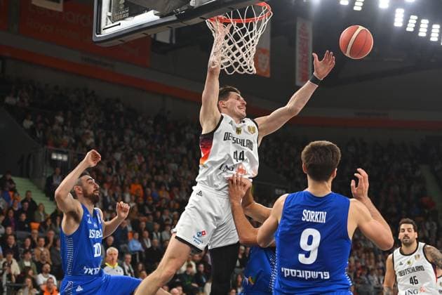David KRAMER GER , action,duel against left Bar Timor ISR ,right Roman Sorkin ISR Basketball Laenderspiel WM Laenderspiel Qualifikation Deutschland GER Israel ISR am 28 11 2025 rtiopharm Arena Neu Ulm