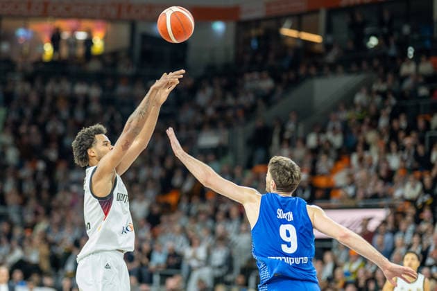 Norris Agbakoko Germany, 47 , Roman Sorkin Israel, 09 , GER, Germany vs Isreal, FIBA, Basketball, World Cup 2027 European Qualifiers, Country Match, Round 1, Group E, 28 11 2025, GER, Germany vs Isreal, FIBA, Basketball, World Cup 2027 European Qualifiers, Country Match, Round 1, Group E, 28 11 2025 Neu Ulm Copyright: xEibner-Pressefotox EP_EER