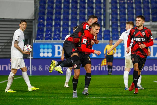 28 11 2025, xavx, Fussball 3 Liga, SV Wehen Wiesbaden Erzgebirge Aue v l Justin Janitzek SV Wehen Wiesbaden celebrate the goal, Der Torjubel zum 1 1 DFL DFB REGULATIONS PROHIBIT ANY USE OF PHOTOGRAPHS as IMAGE SEQUENCES and or QUASI VIDEO Wiesbaden