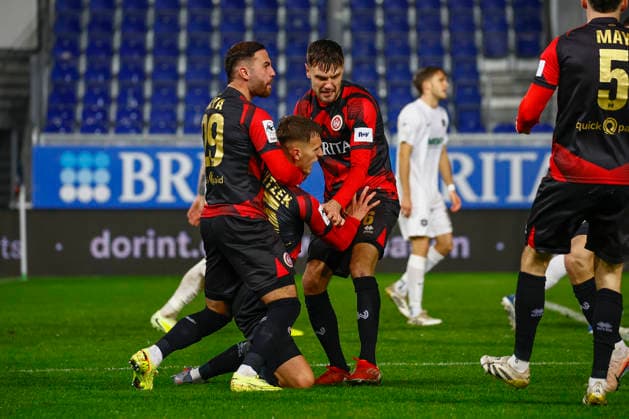 28 11 2025, xavx, Fussball 3 Liga, SV Wehen Wiesbaden Erzgebirge Aue v l Justin Janitzek SV Wehen Wiesbaden celebrate the goal, Der Torjubel zum 1 1 DFL DFB REGULATIONS PROHIBIT ANY USE OF PHOTOGRAPHS as IMAGE SEQUENCES and or QUASI VIDEO Wiesbaden
