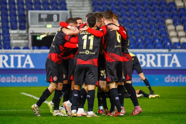 28 11 2025, xavx, Fussball 3 Liga, SV Wehen Wiesbaden Erzgebirge Aue v l Justin Janitzek SV Wehen Wiesbaden celebrate the goal, Der Torjubel zum 1 1 DFL DFB REGULATIONS PROHIBIT ANY USE OF PHOTOGRAPHS as IMAGE SEQUENCES and or QUASI VIDEO Wiesbaden