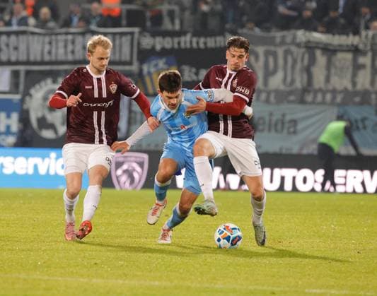 CFC vs BFC Dynamo 28 11 2025, Chemnitz, eins Stadion An der Gellertstrasse, Sport, Fußball, Regionalliga Nordost, Saison 2025 2026, 17 Spieltag, CFC, CFC vs BFC Dynamo In der Mitte Roman Eppendorfer Chemnitz Sachsen BRD