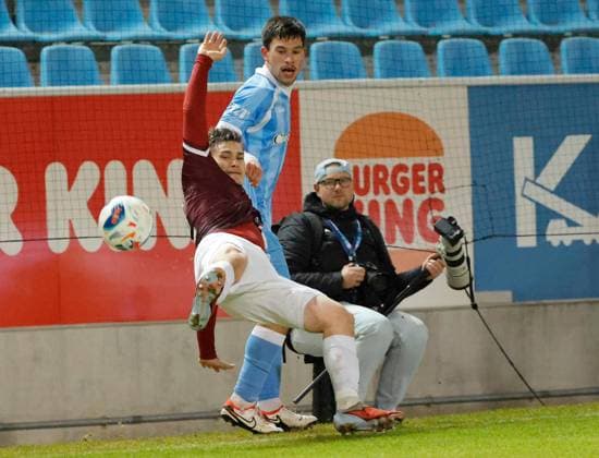 CFC vs BFC Dynamo 28 11 2025, Chemnitz, eins Stadion An der Gellertstrasse, Sport, Fußball, Regionalliga Nordost, Saison 2025 2026, 17 Spieltag, CFC, CFC vs BFC Dynamo Kampf um den Ball Chemnitz Sachsen BRD