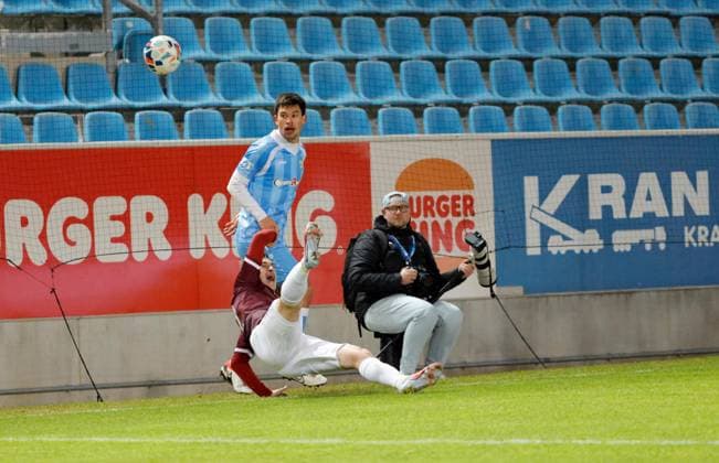 CFC vs BFC Dynamo 28 11 2025, Chemnitz, eins Stadion An der Gellertstrasse, Sport, Fußball, Regionalliga Nordost, Saison 2025 2026, 17 Spieltag, CFC, CFC vs BFC Dynamo Kampf um den Ball Chemnitz Sachsen BRD