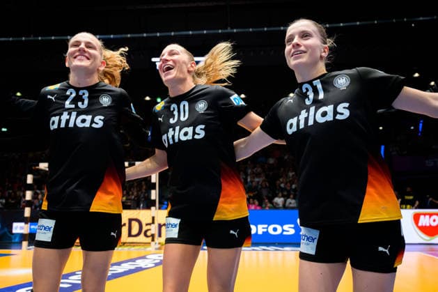 Handball, Womens World Championship, Group C Uruguay Germany Annika Lott Germany , Jenny Behrend Germany , Alexia Hauf Germany Final cheer Final cheer Emotion Joy Stuttgart Porsche Arena Baden Württemberg Germany