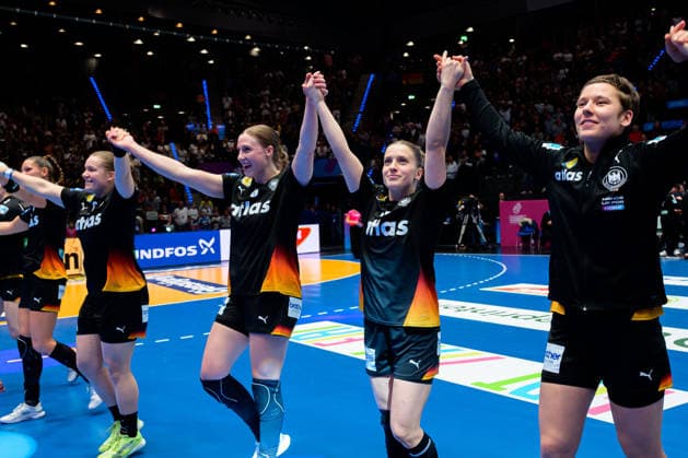 Handball, Womens World Championship, Group C Uruguay Germany Nina Engel Germany , Alexia Hauf Germany Final cheer Final cheer Emotion Joy Stuttgart Porsche Arena Baden Württemberg Germany