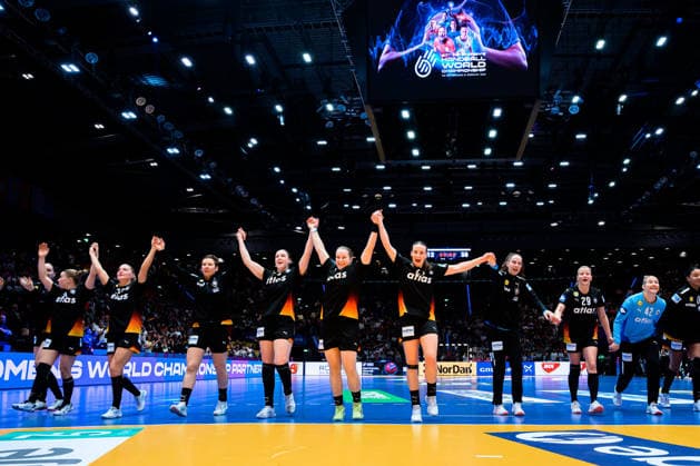 Handball, Womens World Championship, Group C Uruguay Germany the team of Germany Final cheer Final cheer Emotion Joy Stuttgart Porsche Arena Baden Württemberg Germany