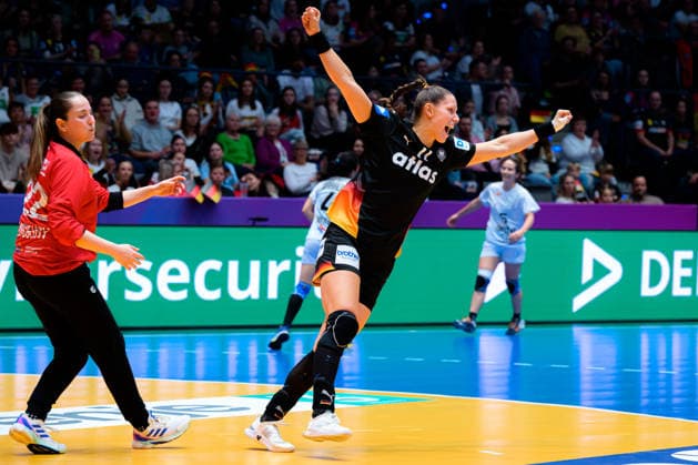 Handball, Womens World Cup, Group C Uruguay Germany Xenia Smits Germany Cheers Joy Emotion Goal celebration Goalscorer Goalscorer Stuttgart Porsche Arena Baden Württemberg Germany