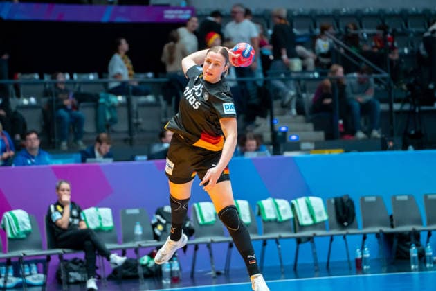 Handball I Women I World Championship I Preliminary round I 2 Matchday I Uruguay Germany I 28 11 2025 Jolina Huhnstock 45, Germany in the throw Stuttgart Porsche Arena Baden Württemberg Germany Copyright: xLobeca MaxxPetershansx