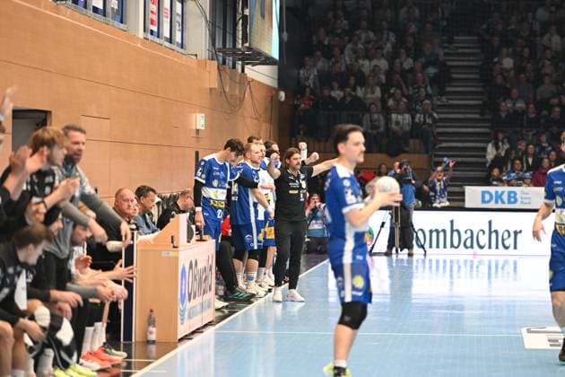 Sebastian Hinze 999 ThSV Eisenach gives instructions to Moritz Ende 21 ThSV Eisenach on the sidelines Coach Sebastian Hinze 999 ThSV Eisenach gives instructions Copyright: xspeedshotIPTCxTESTx