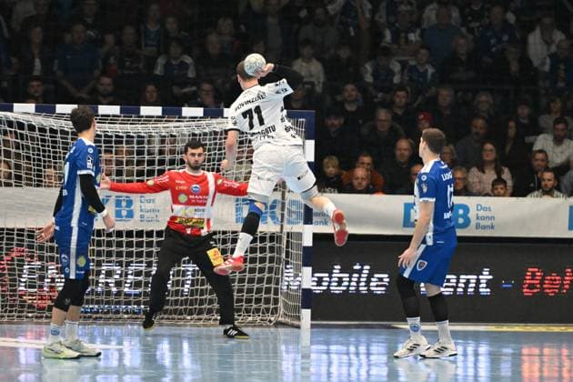 Elias Ellefsen á Skipagøtu 71 THW Kiel throws on goal while Matija Spikic 1 ThSV Eisenach is in goal Goal kick by Elias Ellefsen á Skipagøtu 71 THW Kiel Copyright: xspeedshotIPTCxTESTx