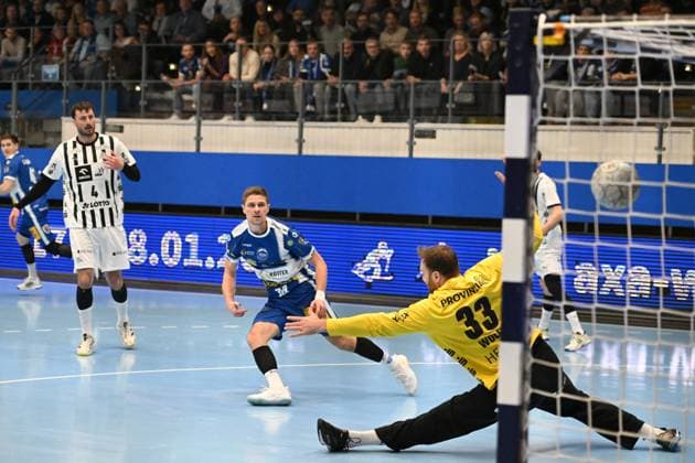 Vincent Buchner 74 ThSV Eisenach throws on goal Vincent Buchner 74 ThSV Eisenach throws on goal Copyright: xspeedshotIPTCxTESTx