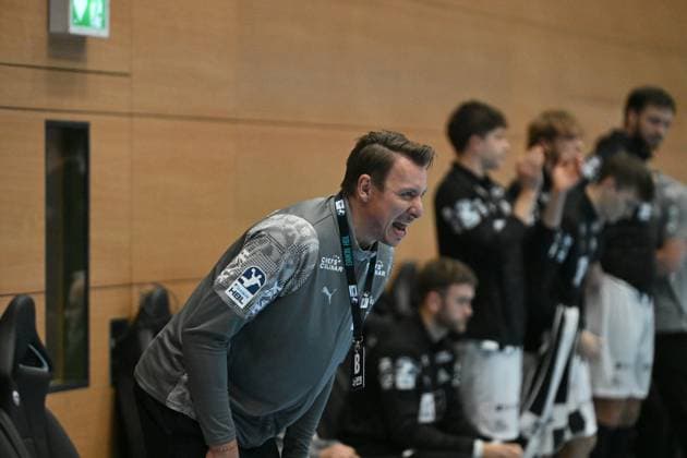 Filip Jicha 999 THW Kiel gives instructions to his team Coach Filip Jicha 999 THW Kiel gives instructions Copyright: xspeedshotIPTCxTESTx