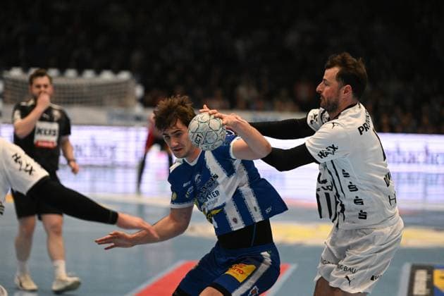 Domagoj Duvnjak 4 THW Kiel defends against Stephan Seitz 44 ThSV Eisenach with ball Defense of Domagoj Duvnjak 4 THW Kiel against Stephan Seitz 44 ThSV Eisenach Copyright: xspeedshotIPTCxTESTx