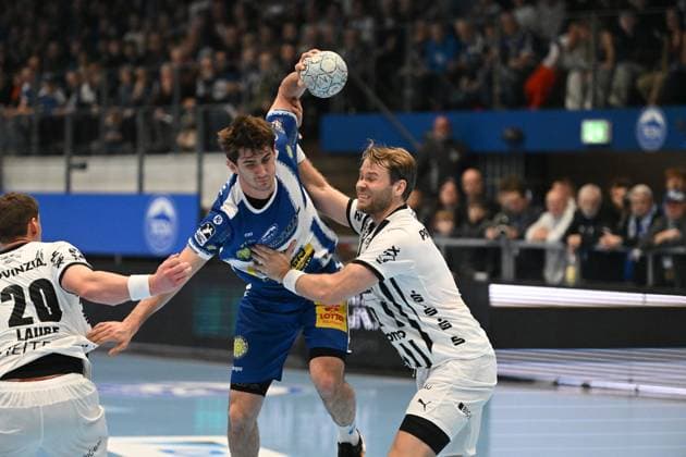 Stephan Seitz 44 ThSV Eisenach fights for the ball against Petter Overby 11 THW Kiel Duel between Stephan Seitz 44 ThSV Eisenach and Petter Overby 11 THW Kiel Copyright: xspeedshotIPTCxTESTx